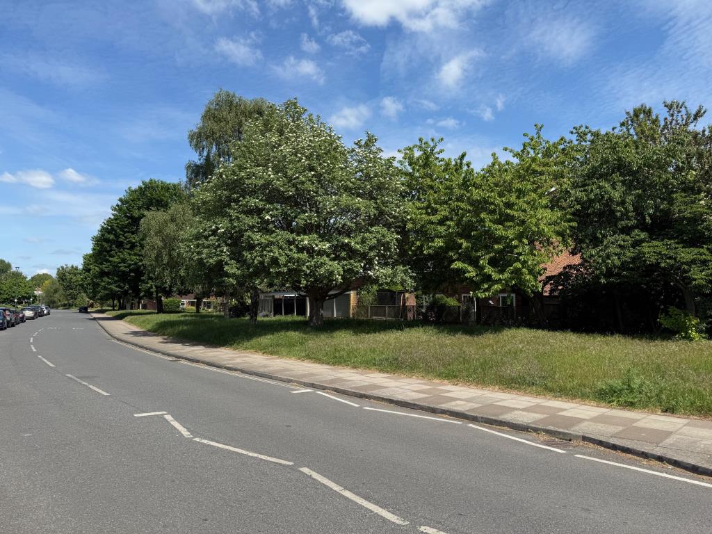 Lot: 44 - FREEHOLD PARCEL OF LAND - Land alongside Riverside Drive near Teddington Lock